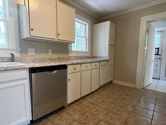 5th image of 704 E Cranford Ave