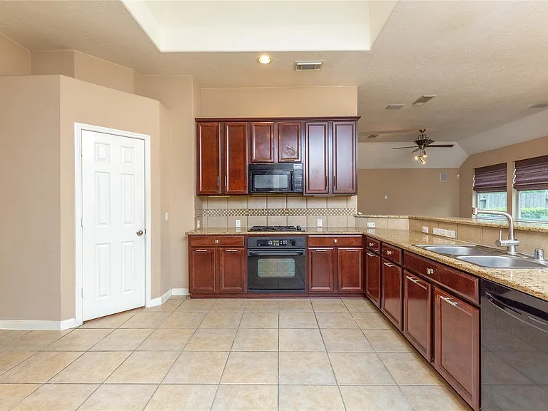 2201 Signal Hill Dr — Photo 7