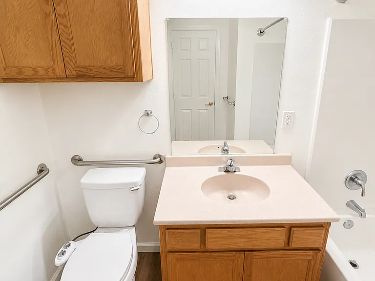 Hartford Square Apartments — Photo 28