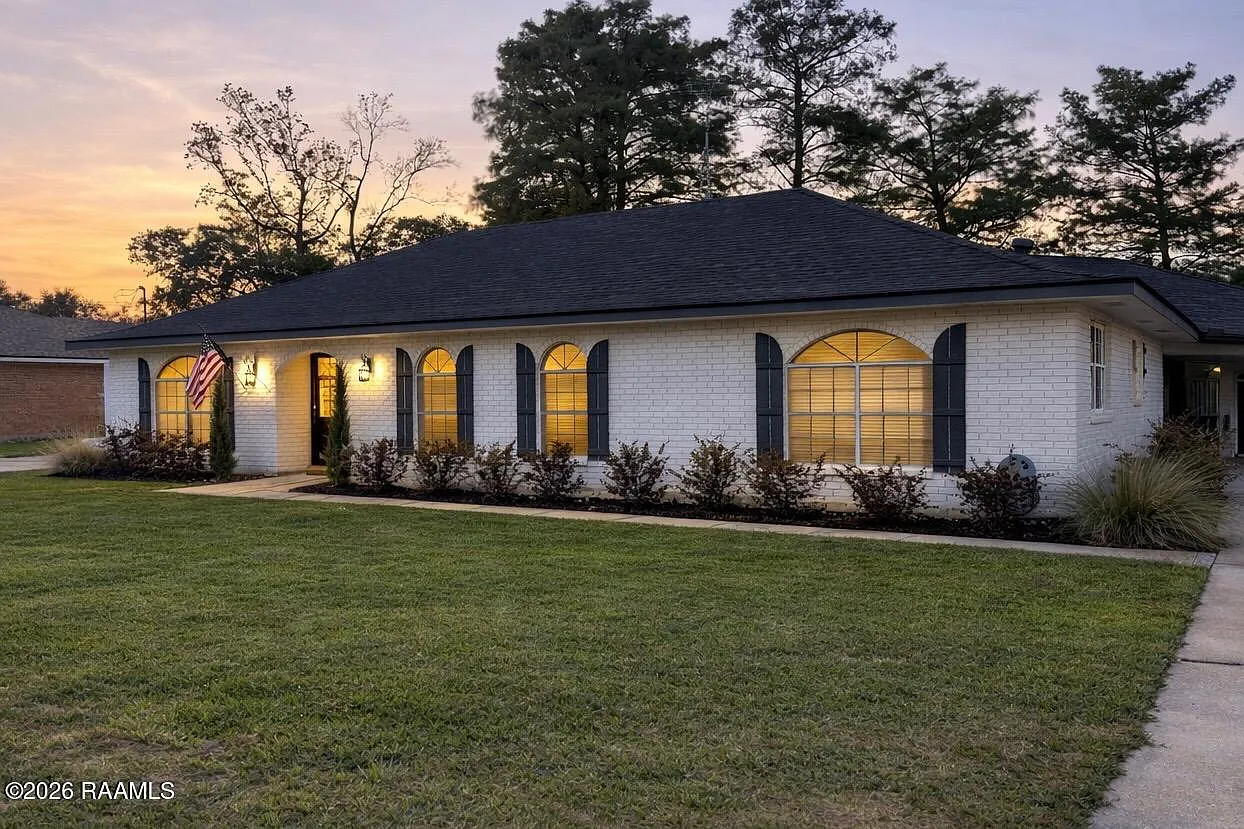 4 bed, 3.0 bath, 2605 sqft, $2,600 — Photo 3