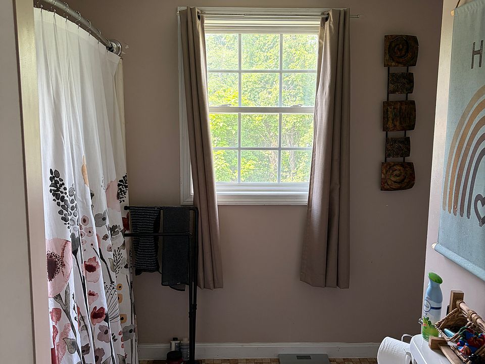 Shared full bathroom