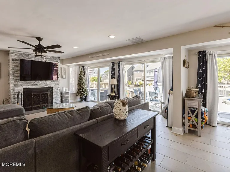 22 Longpoint Dr — Photo 7