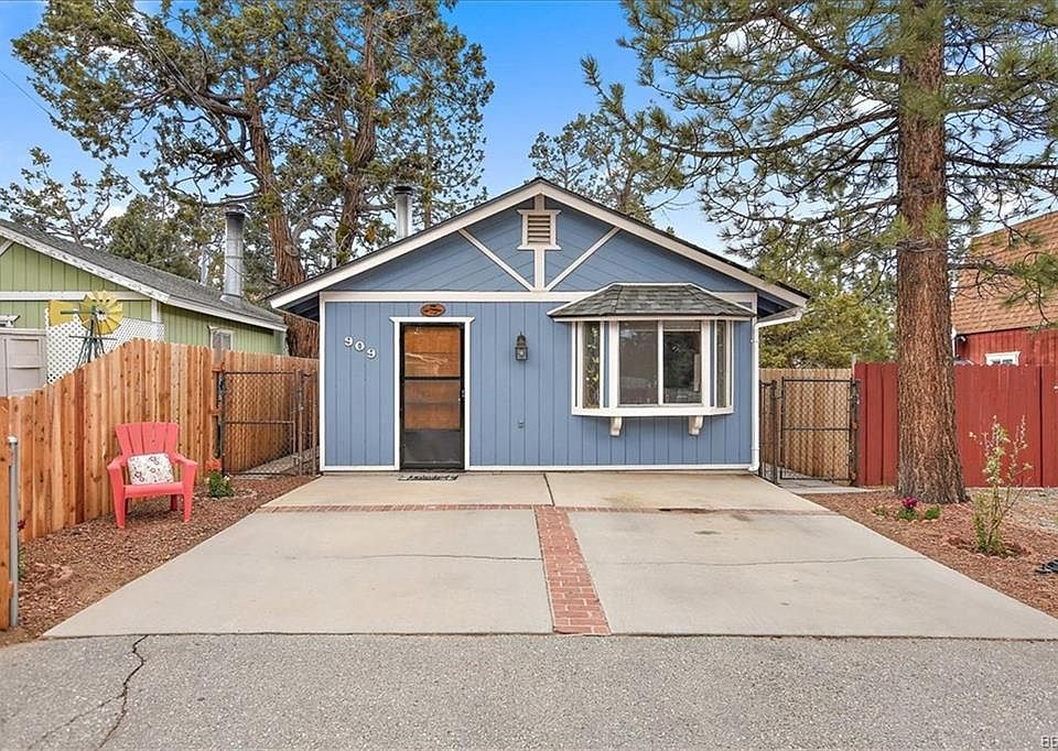 1st image of 909 Pine Ln