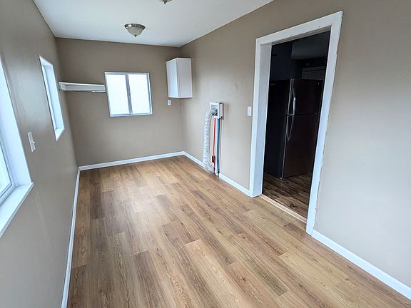 5th image of 2787 Montana Ave