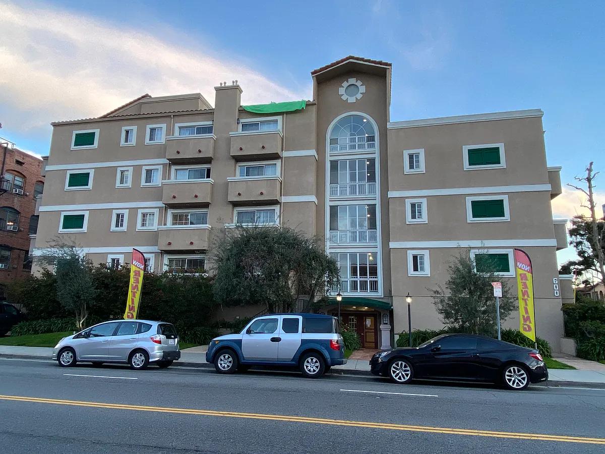 Photo 2 of 12 - Cloverdale Luxury Apt - Los Angeles, CA Building Photo - Cloverdale Luxury Apt