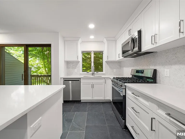 408 Dogwood Ct — Photo 13