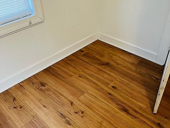 4th image of 301 Lee St