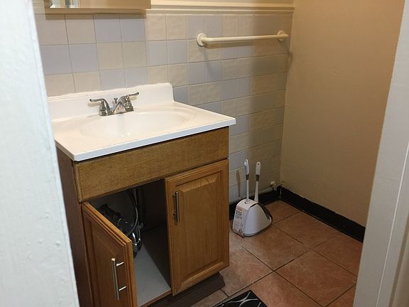 1st floor bath room