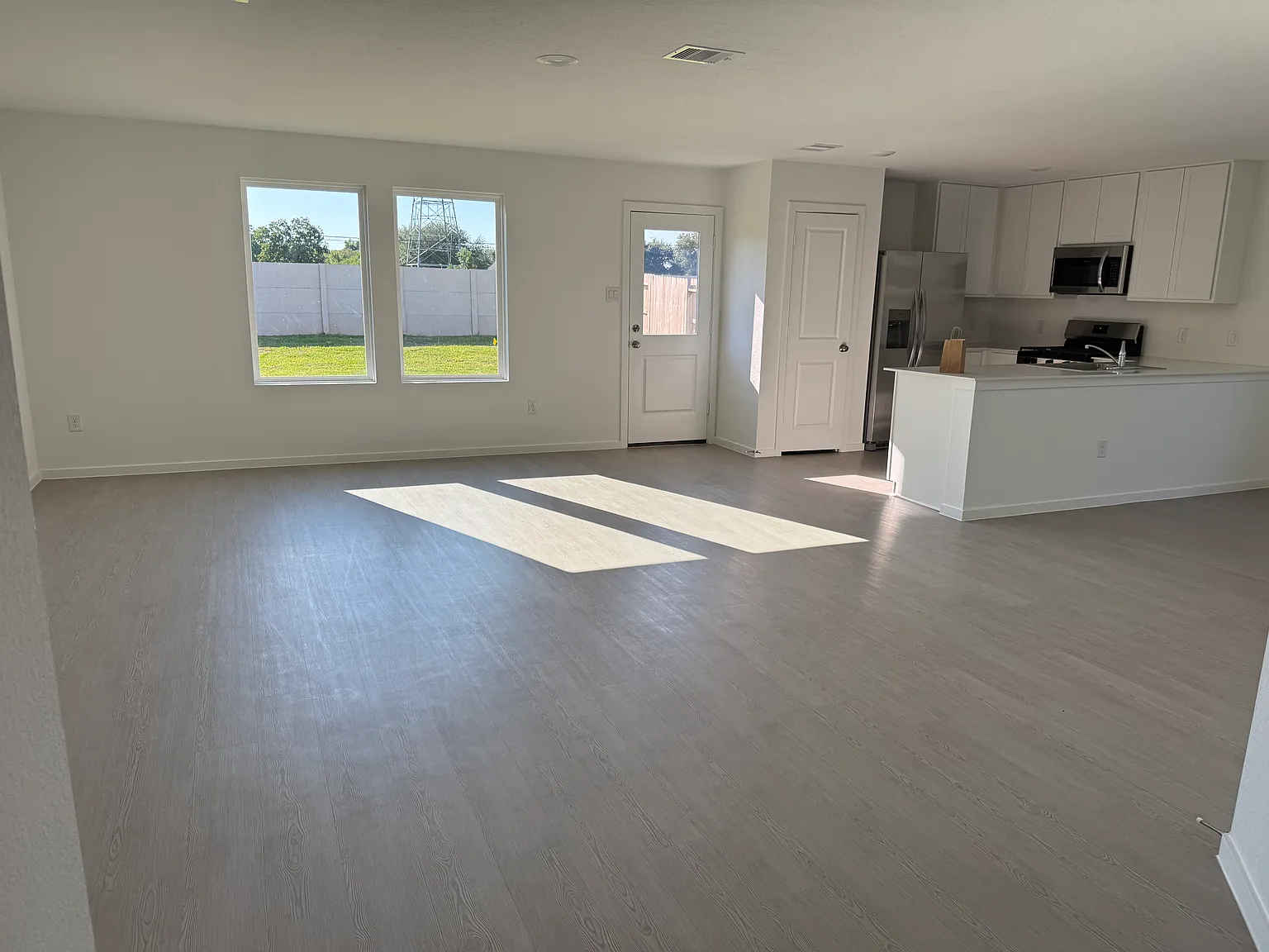 4 bed, 2.5 bath, 2039 sqft, $2,295 — Photo 4