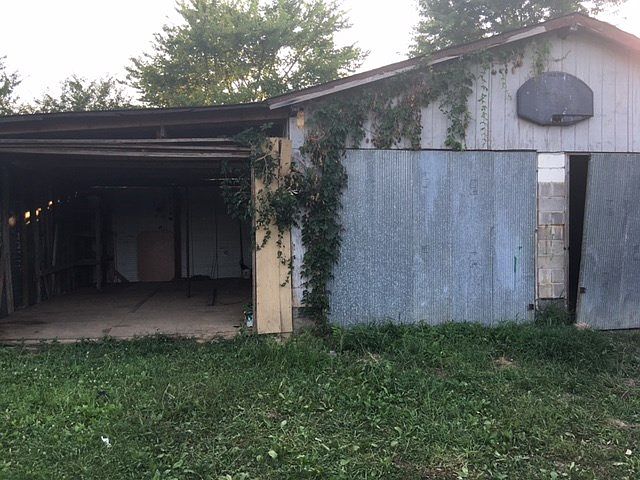 2nd image of 1174 Lester Whitt Rd