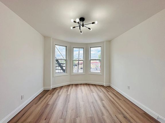 4th image of 770 Westside Ave #3