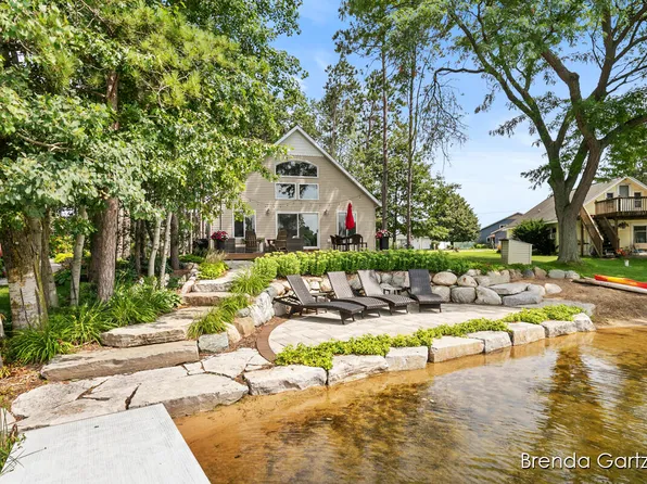 8834 Navaho Trl, Howard City, MI 49329