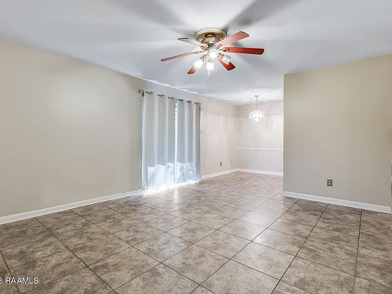 211 Versailles Blvd #10 — Photo 9