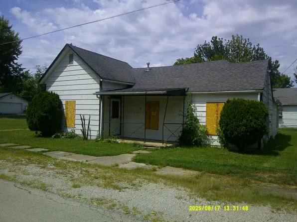 28 Market St, Bloomingburg, OH 43106