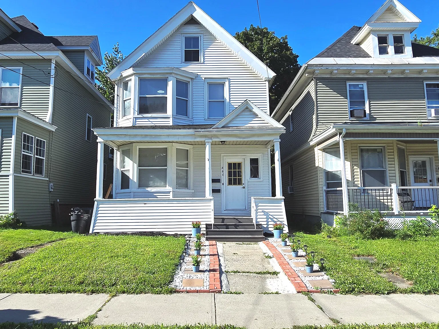 3 bed, 1025 sqft, $1,650 — Photo 1