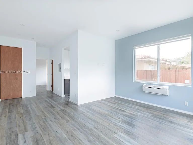 324 Mendoza Ave #5 — Photo 3