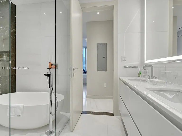 300 Biscayne Blvd #2305W — Photo 40