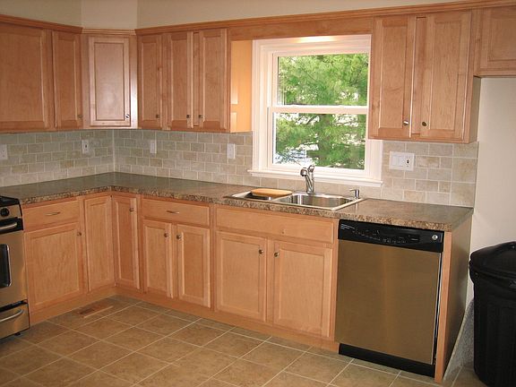 New Kitchen w/tile splash