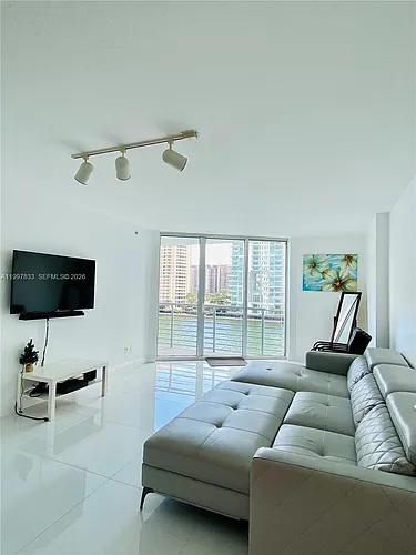 325 Biscayne Blvd #717 Photo 1