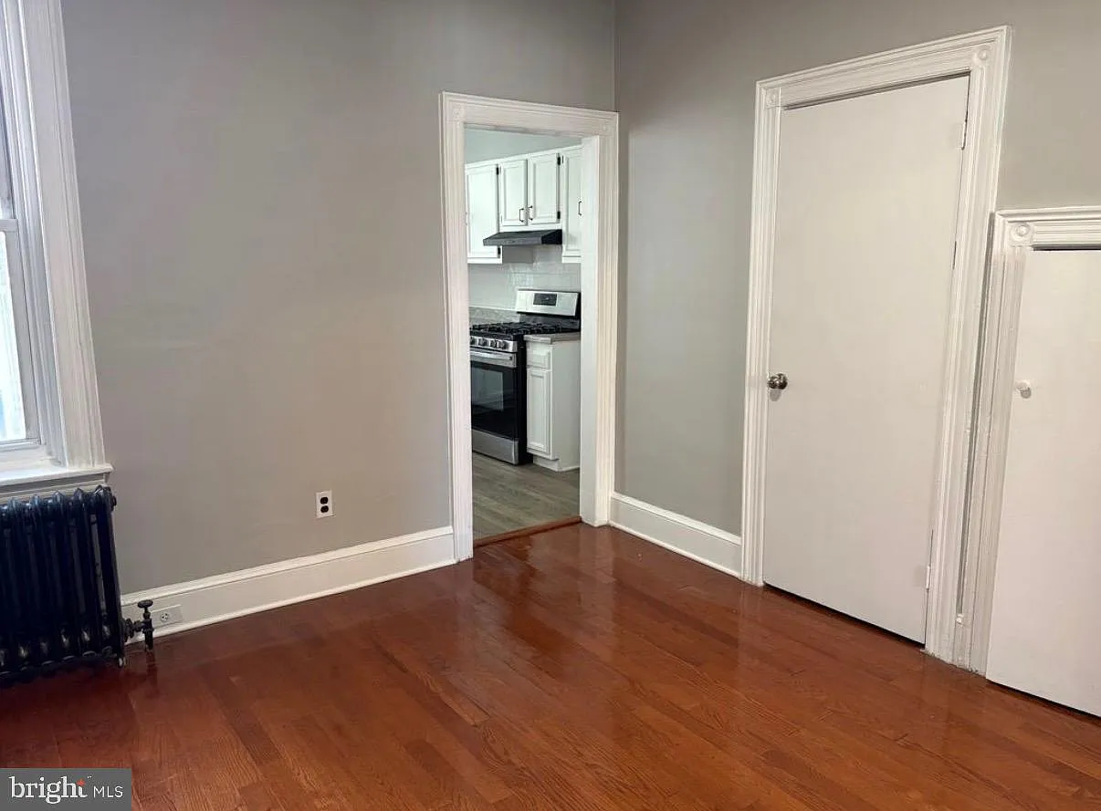 3 bed, 1.0 bath, 1156 sqft, $1,800 — Photo 2