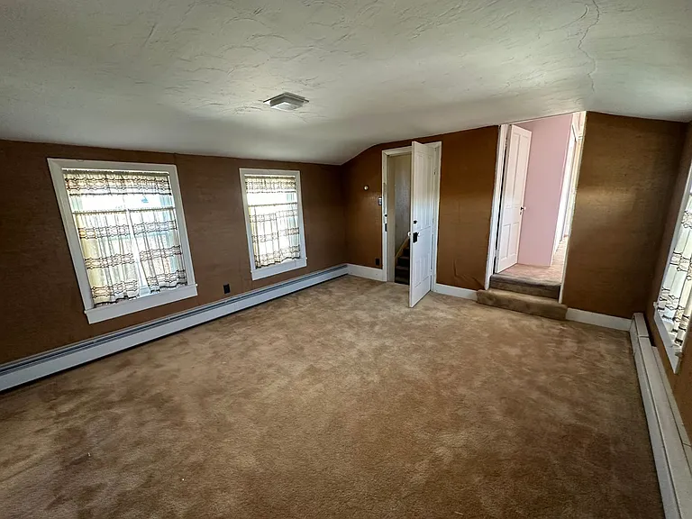 102 N River St — Photo 11