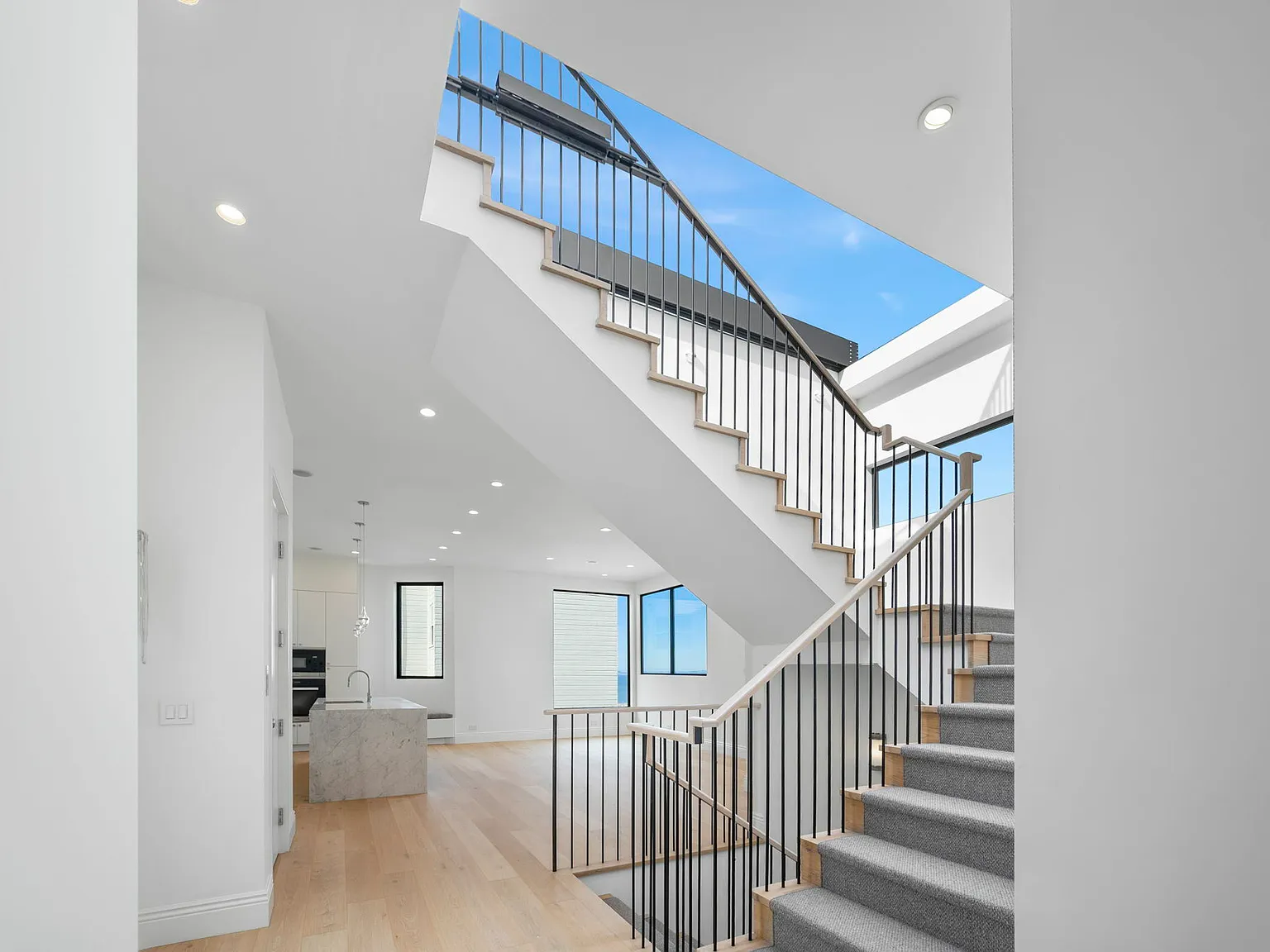 6 bed, 4.5 bath, 4550 sqft, $35,000 — Photo 3