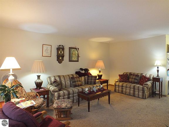 2nd image of 1945 Pine Dr