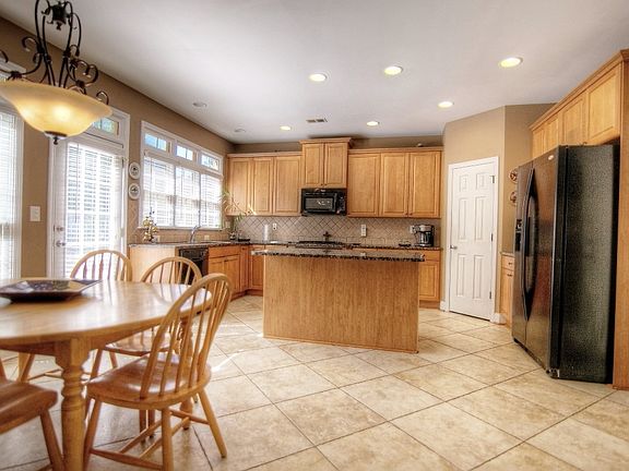 5th image of 1100 Lakefield Walk