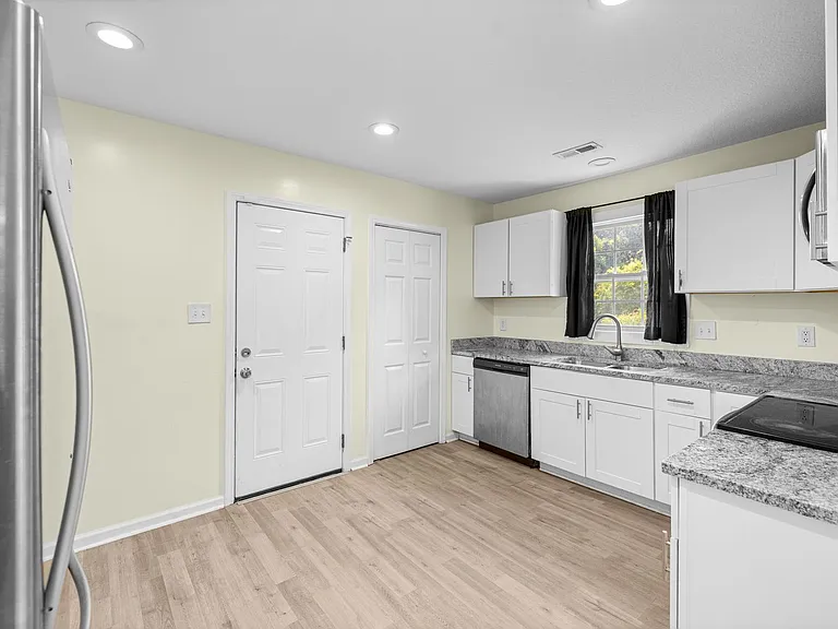 103 Oakwood Ct — Photo 10