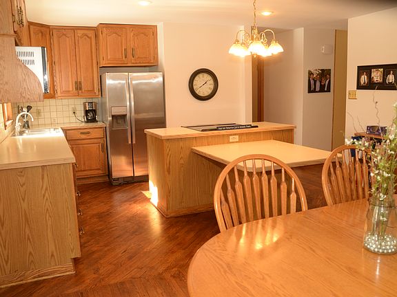 3rd image of 802 Beechwood Dr