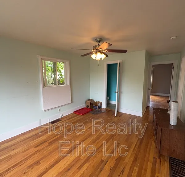 1230 N Chestnut St — Photo 3