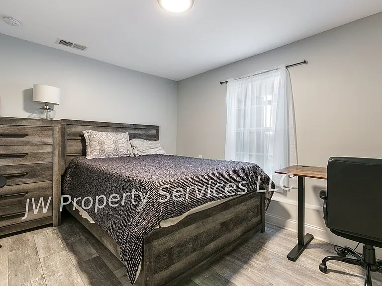 324 N Roman St — Photo 3