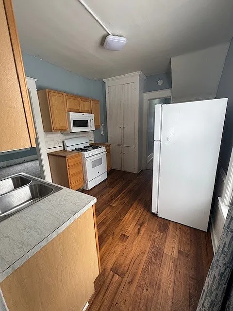 3 bed, 1.5 bath, 2078 sqft, $2,400 — Photo 3