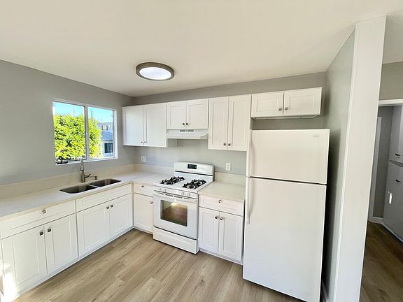 3rd image of 1400 N Gardner St