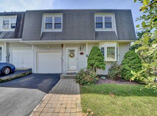 19 Hemlock Ct, Fishkill, NY 12524