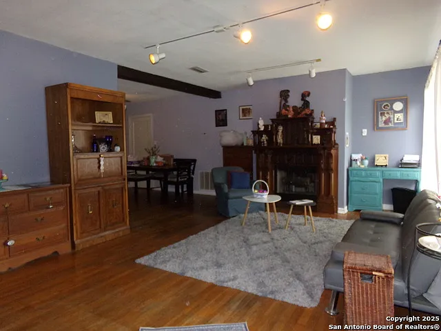 3 bed, 2.0 bath, 1850 sqft, $2,100 — Photo 2