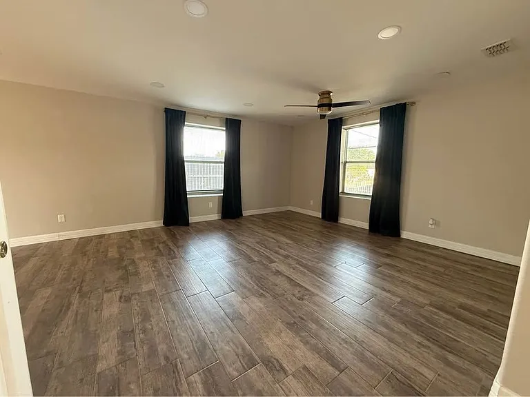 233 S Iowa Ave — Photo 21