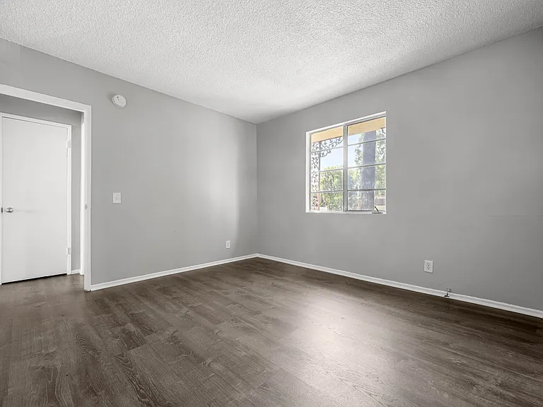19035 Sherman Way — Photo 10