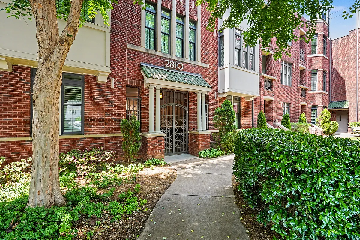 Building Photo - 2810 Selwyn Ave #124