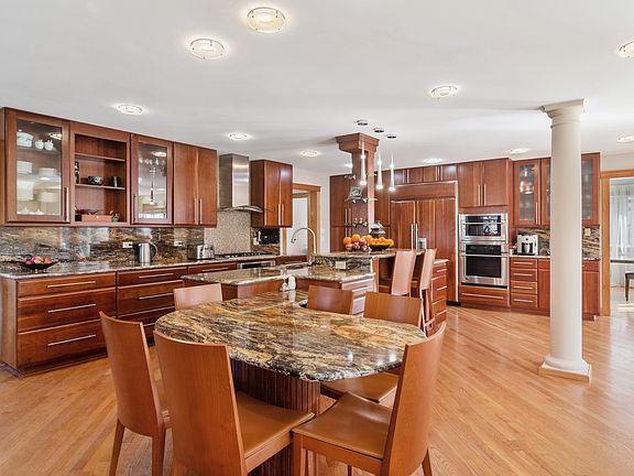 5th image of 3831 Crestwood Dr