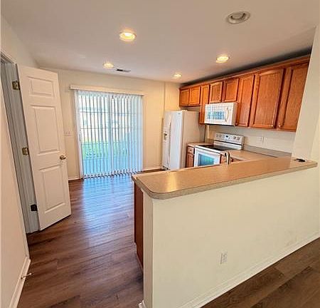 3rd image of 125 Fairgreen St