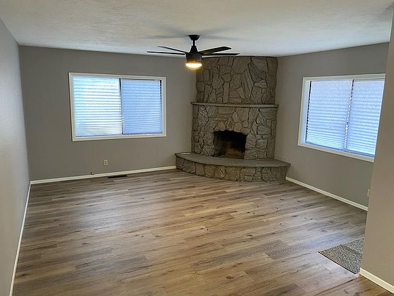 3rd image of 765 Ironwood Dr SE