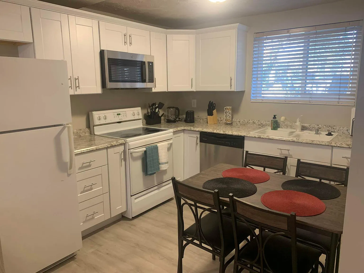 2 bed, 1000 sqft, $1,600 — Photo 4