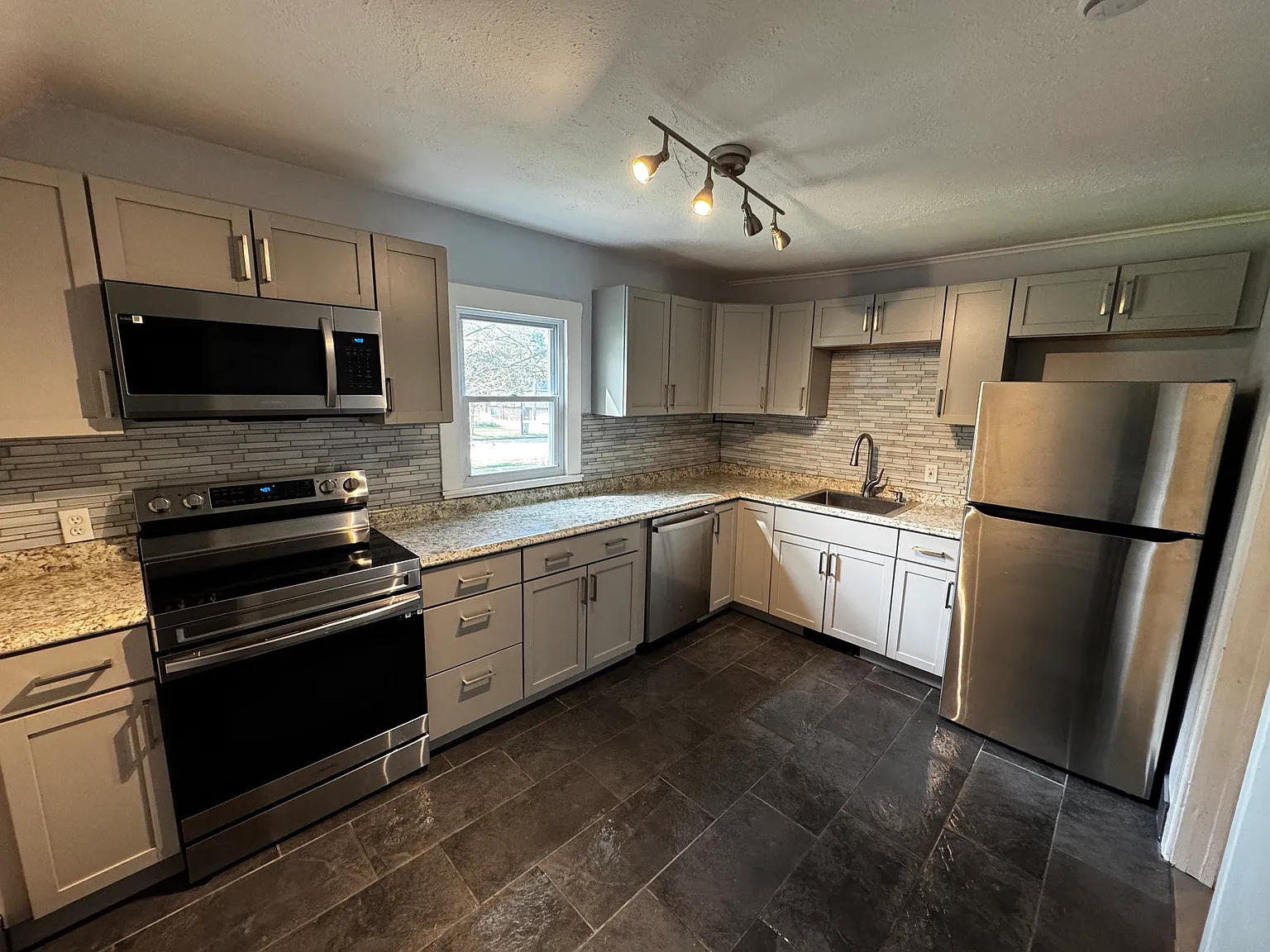 1 bed, 650 sqft, $1,200 — Photo 1