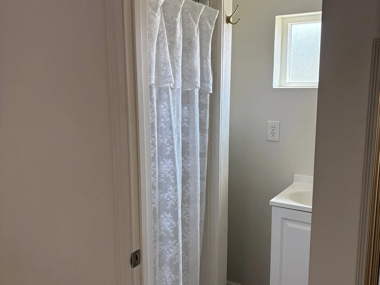 Detached Private Studio 2 Blocks from CMU — Photo 4