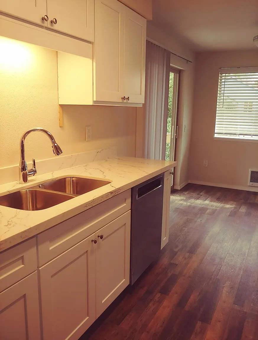 2 bed, 875 sqft, $2,400 — Photo 2