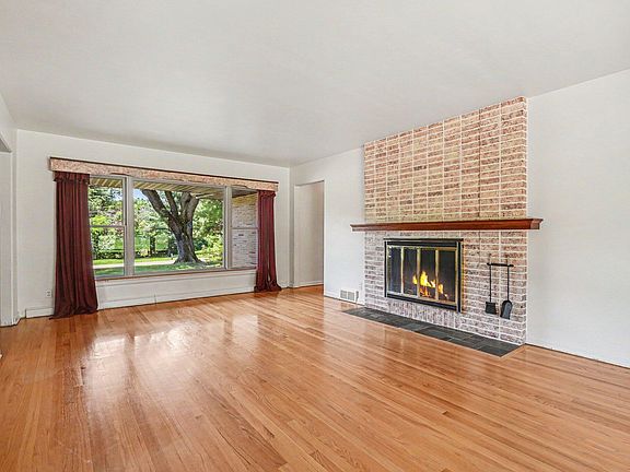 5th image of 2556 Angling Rd