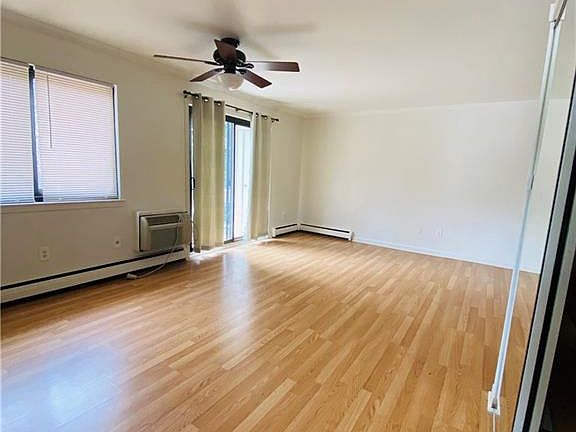 5th image of 31 Hillside Ter APT A