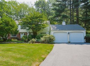 7 Candlewood Dr, West Hartford, CT 06117