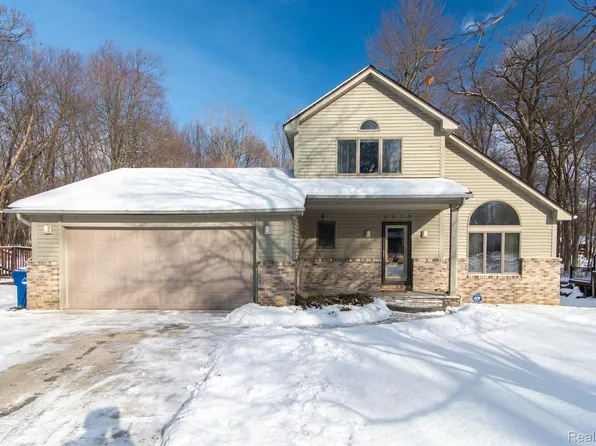 2973 Loon Lake Shores Rd, Waterford, MI 48329